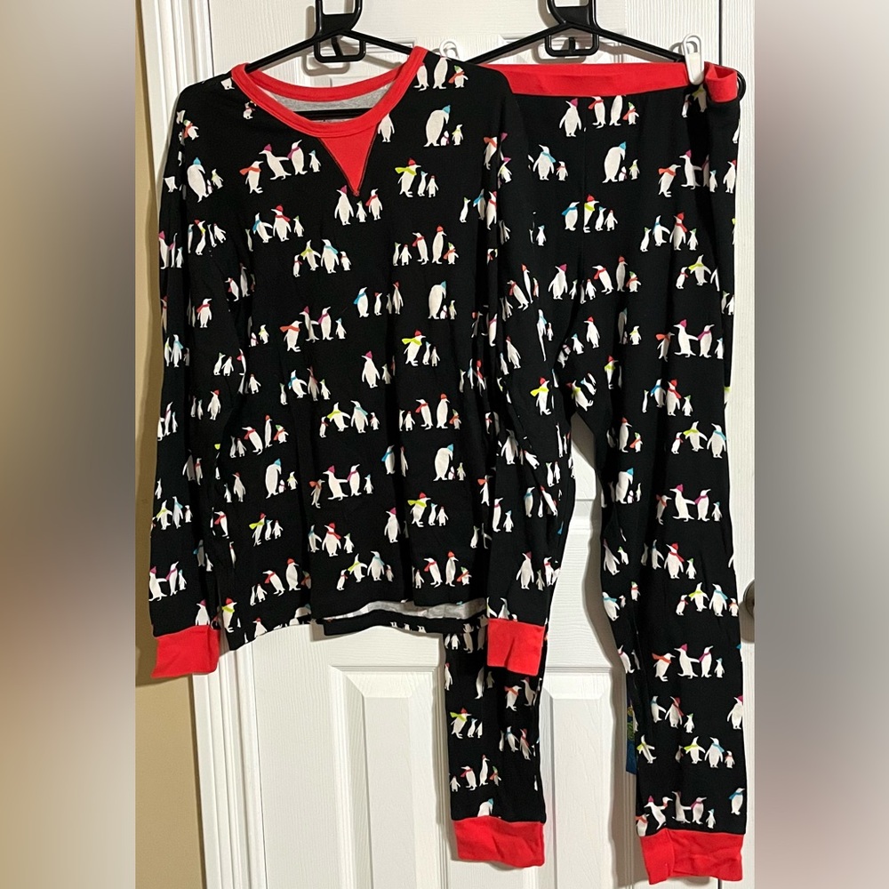 Wondershop Men's Penguin Pajama Set - Black with Red Accents